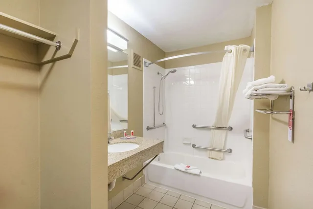 غرفة بسرير كينج لذوي الإعاقة، Econo Lodge Inn and Suites I-35 at Shawnee Mission 5/5