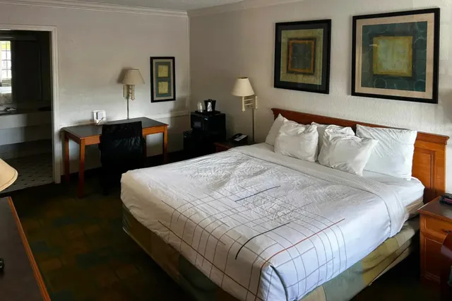 غرفة بسرير كينج، Quality Inn & Suites Metairie, LA 1/3