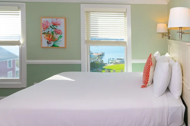 غرفة ديلوكس بسرير كوين بإطلالة على المرفأ، Island House Hotel 1/7