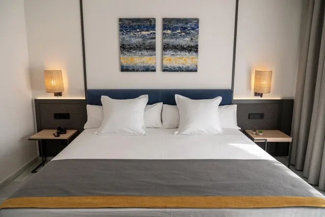 Superior, Double Bed, Side Sea View, Balcony, Urh Sitges Playa Hotel 2/5