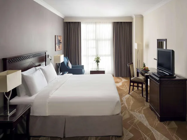 جناح تنفيذي بسرير كينج بغرفتي نوم، أنوار المدينة موفنبيك(Anwar Al Madinah Movenpick) 1/8