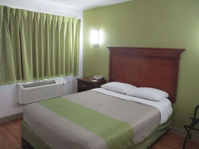 Room, King Bed, Smoking, Motel6 Meridian, MS 1/6