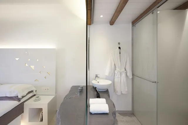 غرفة ديلوكس بسرير مزدوج بإطلالة على البحر مع أريكة بجاكوزي، Vrahos Boutique Hotel 5/7
