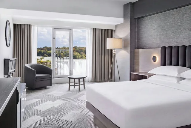 Room, King Bed, Falls View, Balcony, Sheraton Fallsview Hotel 3/5