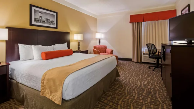 غرفة بسرير كوين بحوض استحمام لذوي الإعاقة، Best Western Plus Peoria 1/6