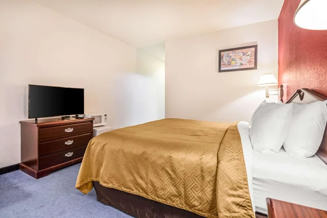 غرفة بسرير كينج، Quality Inn Redgranite 2/2