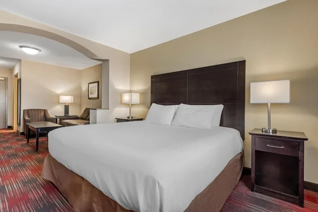 جناح بسرير كينج وسريرين منفصلين مع أريكة، Best Western Plus Red Deer Inn and Suites 3/7