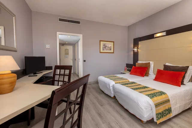 غرفة بسرير مزدوج أو سريرين منفصلين بشرفة، Originals, Hotel Galaxie, Nice Aeroport, CAP 3000 2/8