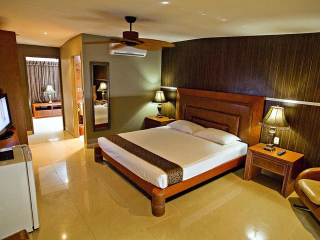 Beach, Cabin, Queen Bed, Fitzroy Island Resort 3/7