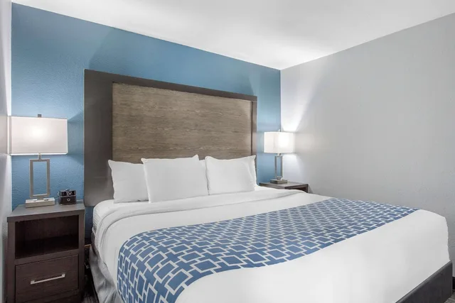 جناح بسرير كينج مع أريكة، Cielo Hotel Bishop-Mammoth, an Ascend Collection Hotel 3/9