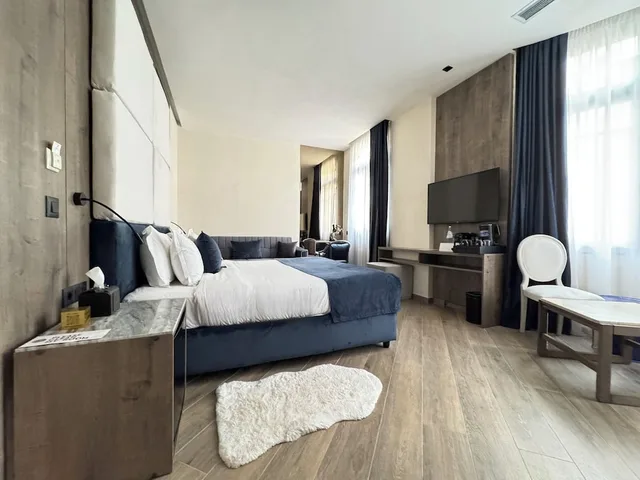 Royal, Blue, Suite, King Bed, Hot Tub، Athens The L7 Str - Luxury Boutique Collection Hotel 8/10