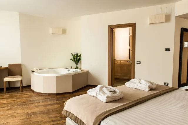 جناح رومانسي بسرير كوين بجاكوزي، Aqua Montis Resort & Spa 4/6
