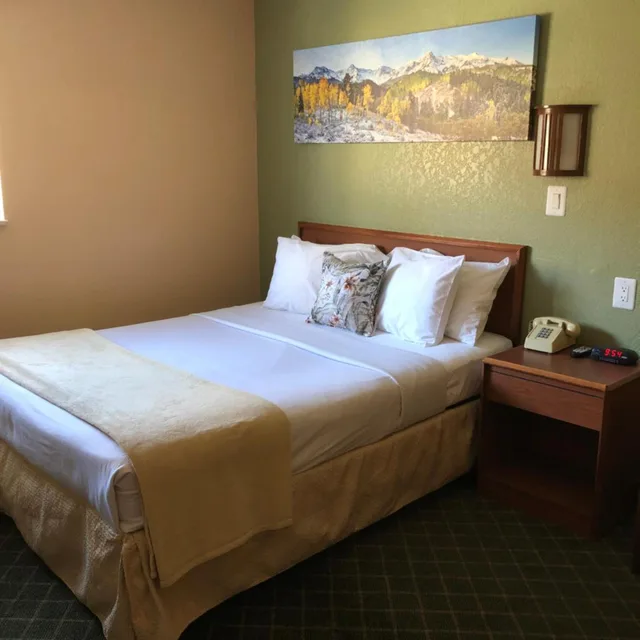 غرفة بسرير كوين، Red River Inn 7/10