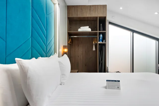 2 Bedrooms, Loft, Suite, Balcony View، Roomzzz York City 3/5