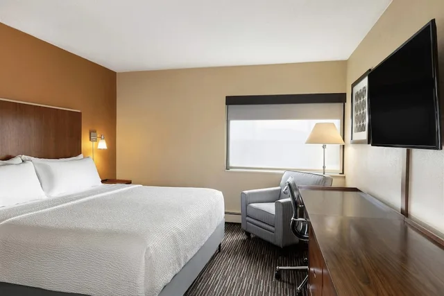 غرفة قياسية بسرير كينج، Royle Hotel Milwaukee Airport 1/1