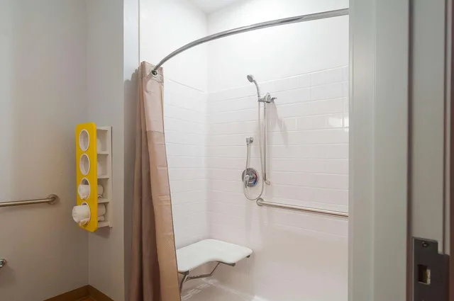 غرفة بسرير كينج لذوي الإعاقة، Motel6 Midland Tx 8/10