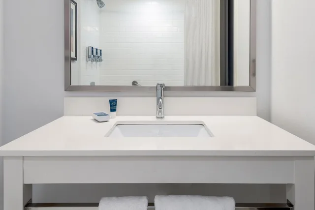 غرفة قياسية بسرير كينج، Four Points by Sheraton Huntsville Airport 4/4