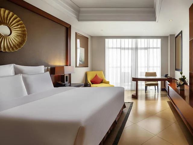 غرفة تنفيذية بسرير كينج بإطلالة على النهر مع دخول الصالة، Pullman Haikou 2/3