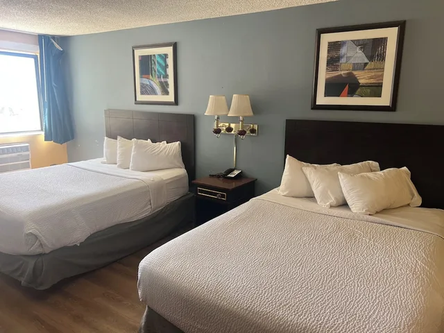 غرفة قياسية بسريرين كوين، Travelodge By Wyndham Laramie 2/5