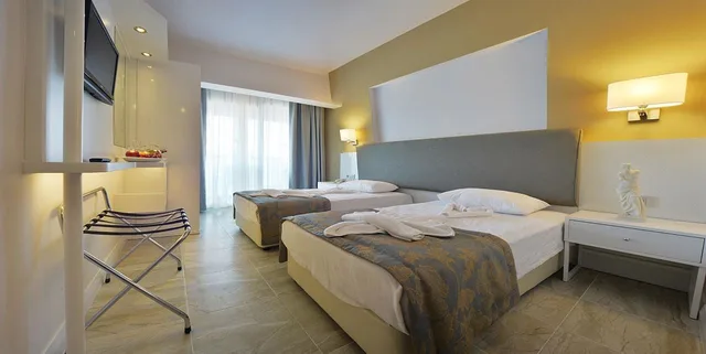 غرفة قياسية بسرير مزدوج بإطلالة على المدينة، Maris Beach Hotel 1/4