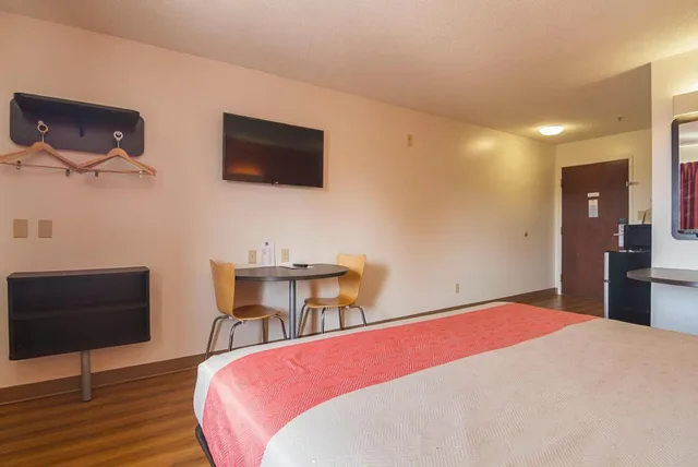 غرفة بسرير كوين لغير المدخنين بمطبخ، Motel6 Jonesboro, GA 10/10