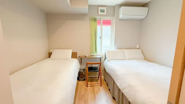 غرفة ثلاثية في المبنى الرئيسي، Shinjuku Warm House 1/1