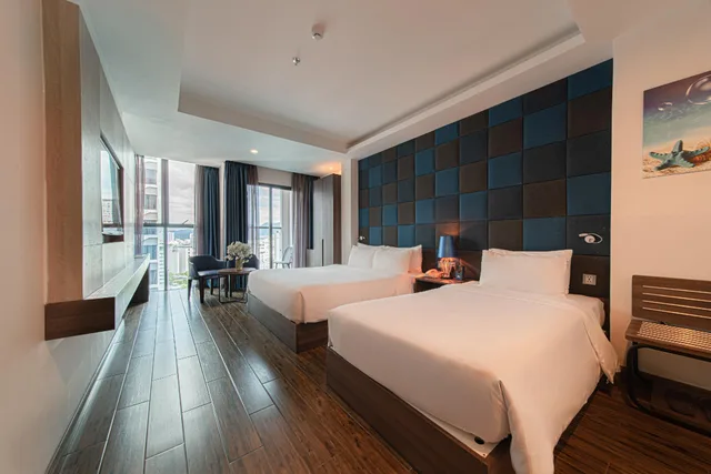 غرفة ديلوكس ثلاثية بسرير مزدوج وسرير فردي، Aaron Hotel 1/1