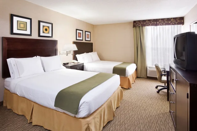 غرفة قياسية بسريرين كوين، Holiday Inn Express Hotel Suites Cleveland Streetsboro 2/3