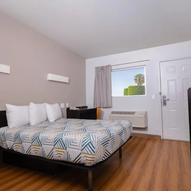 1 Full Bed - Mobil Acc Tub Nsmk Mini Fridge، Motel6 Ontario, CA - Airport 3/6