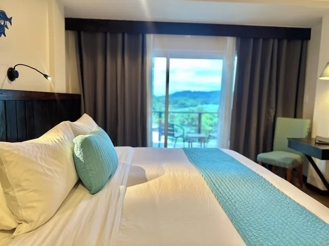 غرفة قياسية بسريرين منفصلين بإطلالة جزئية على البحر، Palau Central Hotel 9/10