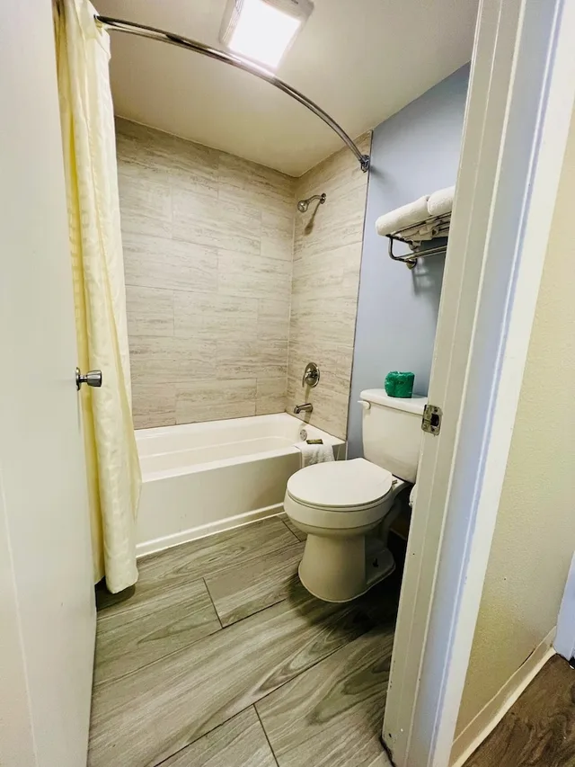 Basic, King Bed, Smoking, Travelodge by Wyndham Carlisle North 3/5