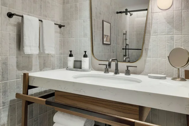 غرفة بسرير كينج بشرفة، The Limited Hotel Charleston 5/8