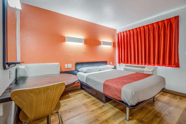 غرفة بسرير كوين، Motel6 Conroe, TX 9/10
