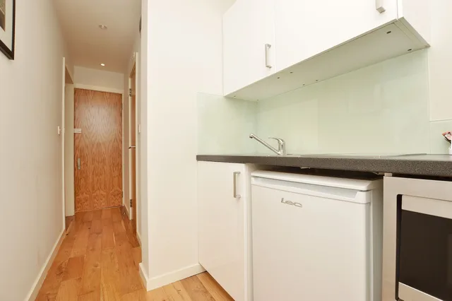 Semi Basement, Double Bed, Garden Access, Ground Floor, Notting Hill Serviced Apartments by Concept Apartments 4/5