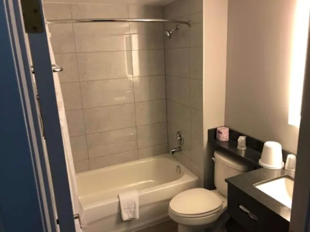 Room, King Bed, Super 8 Windsor Dougall 2/2