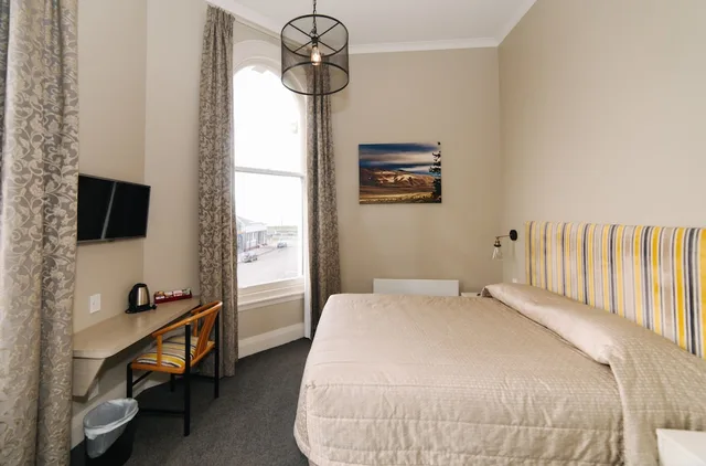 Premium, Queen Bed, Brydone Hotel Oamaru 2/3
