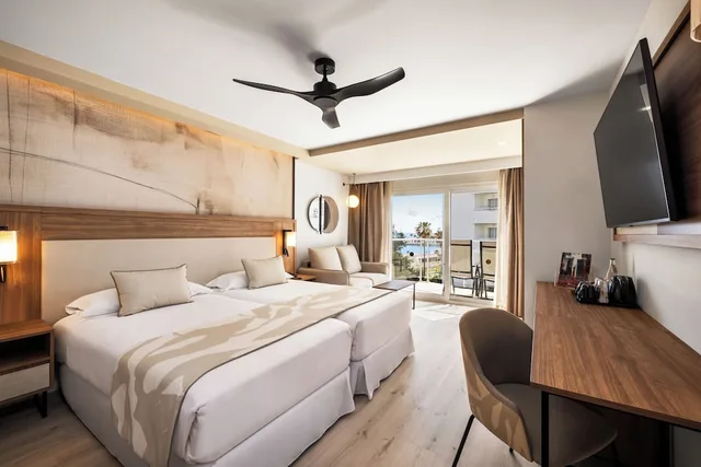 غرفة بسريرين منفصلين بشرفة بإطلالة جزئية على البحر مع أريكة، Riu Palace Nautilus - Adults Only 7/10