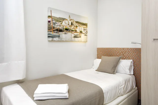 4 Bedrooms, Family, Apartment, 1 Double and 4 Single Beds، Mercedes Heritage Barcelona Apartments 3/6