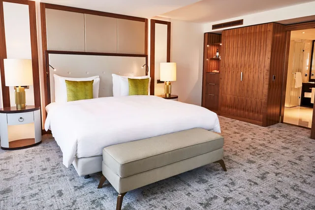 جناح تنفيذي بسرير كينج، Kempinski Hotel Corvinus Budapest 9/10