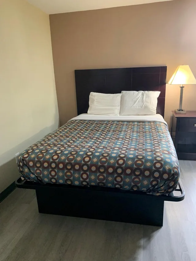 جناح بسرير كوين مع أريكة، Baymont by Wyndham Iron Mountain 3/6