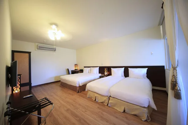 جناح عائلي بسرير كوين وسريرين منفصلين، Lido Forestry Spa Resort 3/6