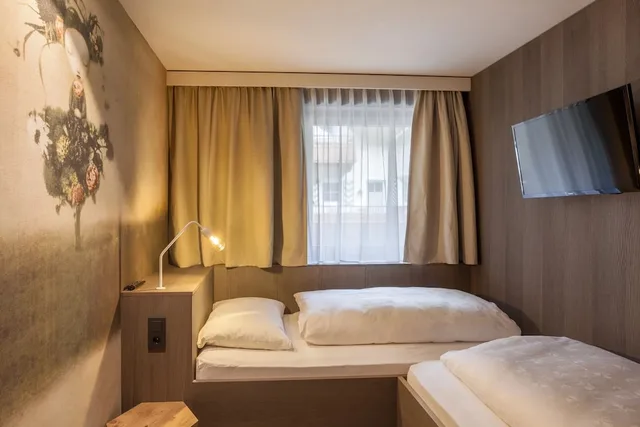 جناح بريميوم بسريرين منفصلين وسرير كوين بشرفة مع أريكة، Alpin Lodge Das Zillergrund 1/10