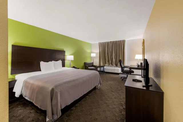 غرفة بسرير كوين، Quality Inn Saint Louis Airport 3/5