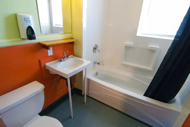 غرفة بسرير كوين بحمام خاص، Ocean Island Inn Backpackers Suites Hostel 7/9