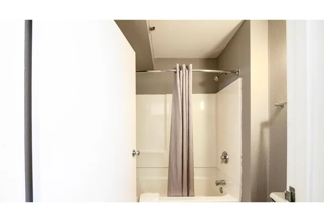 غرفة بسرير كوين، Motel6 Wethersfield, CT - Hartford 4/4