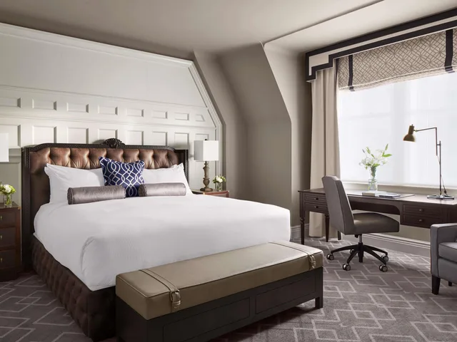 غرفة بسريرين كوين بإطلالة على المدينة، Fairmont Hotel Macdonald 2/6