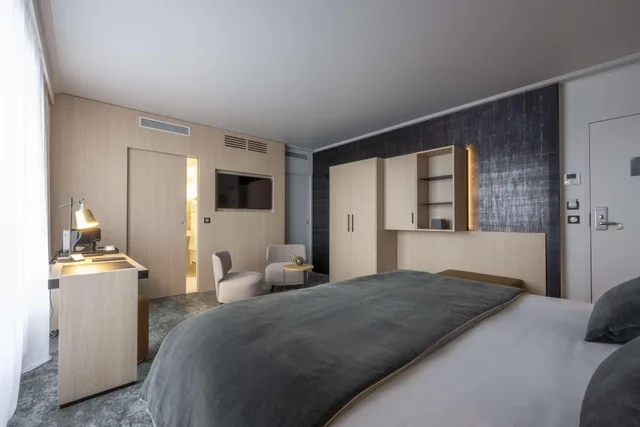 جناح بسرير كينج بشرفة مع أريكة بمنطقة جلوس، Best Western Premier Masqhotel 1/6