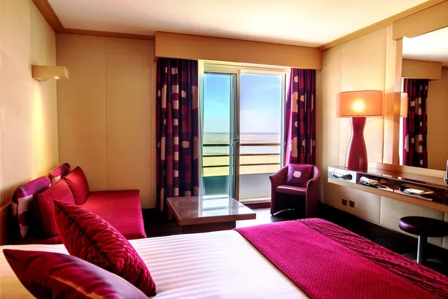 غرفة سوبيريور بسرير كوين وسرير فردي بشرفة، Hotel Spa Du Beryl 1/3