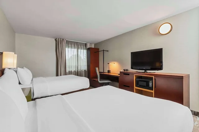 غرفة بسريرين كوين يُسمح فيها بالحيوانات الأليفة في الطابق الأرضي، Comfort Inn Cambridge - Highway 401 2/8
