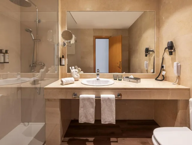 غرفة متصلة بريميوم بسرير مزدوج، Hotel Malaga Alameda Centro Affiliated by Melia 4/5